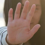 Hand zeigt Stopp-Geste